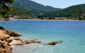 Skopelos - pláže, pohľad na Panormos od pláží Adriny