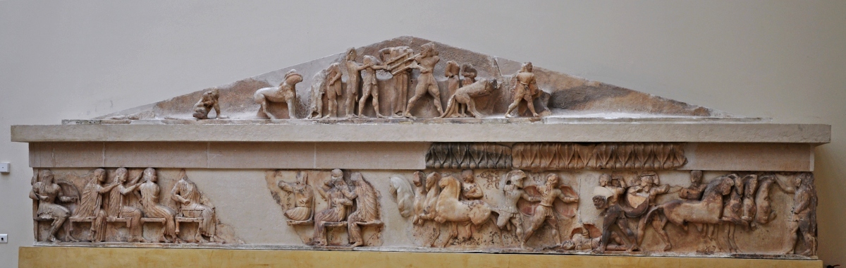 Delfy, štít a vlys z východného priečelia pokladnice Sifnosanov predstavuje spor medzi Heraklom a Apolónom pre veštecký statív z roku 525 pred n. l.