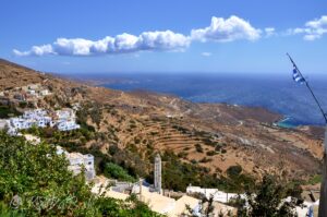 Plavba na Tinos - pohľad na dedinu Kardiani 