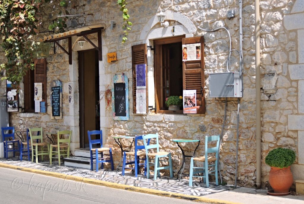 Kardamyli a Agios Nikolaos: pohľad na malebnú tavernu na hlavnej ulici Kardamyli
