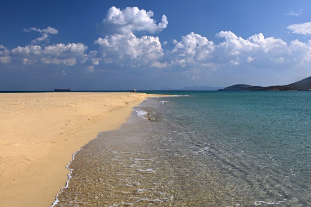 Naša grécka odysea 2018 - pláž Pounta, na obzore v diaľke Kythira a vpravo kúsok ostrova Elafonisos, oproti ktorému pláž leží.