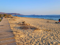 Piesčitá pláž Maragas, ktorá nadväzuje na pláž Agia Anna, je takisto obľúbená.