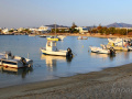 Malý prístav na južnom konci pláže Agia Anna
