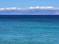 Pohľad na Peloponéz s oblačnou čiapkou je podobný ako z pláže Fourni.