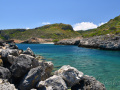 Pohľad na pláž Agia Patrikia od lodenice rovnakého mena