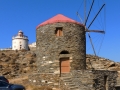 Parkujeme pri zrenovovanom mlyne. Nad ním vykúka časť kaplnky Agios Athanasios.