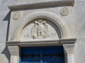Dvojhlavý orol nad vstupom do kaplnky Agios Athanasios. Patrí k najstarším znakom pravoslávnej cirkvi.