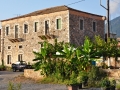 Agios Nikolaos a typický maniotský kamenný dom