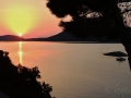 Ostrov Alonissos, pohľad na východ slnka zo štúdií v Agios Petrose