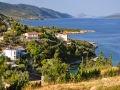 Pláže na Alonissose 1, Agios Petros, v strede Steni Vala a vzadu hore Agios Dimitrios