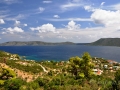 Ostrov Alonissos, vpravo dedina Steni Valia, na obzore ostrov Peristera