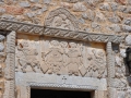 Areopoli, kamenný reliéf nad vchodom do kostola.