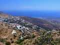 Arnados, Tinos - pohľad na dedinu Triantaros na obzore ostrovy Mykonos a Paros.