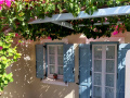 Batsi - Pekný domček s modrými okenicami, dierkovanými záclonkami a bugénvileou