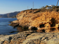 Skalnaté pobrežie  na západ od pláže Kolona (celkom vpravo hore štúdiá Nora Norita)