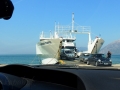 Čakáme, kým sa uvoľní paluba trajektu cez Korintský prieplav z Ria do Antiria