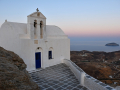 Kostol Agios Ioannis po západe slnka, Kastro, Serifos