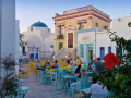Piatsa - centrálne námestie v Pano Chora, s kostolom Agios Athanasios, tak sa nazýva aj námestie, s radnicou , tavernami a kaviarňami  Serifos