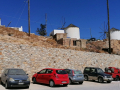 Myloi - zachované mlyny v Pano Chora a parkovisko pod nimi, Serifos
