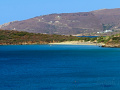 Pláž Chryssi Ammos s plážovým barom a hudbou. Je chránená pred vetrom.