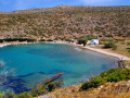 Agia Irini blízko kostola, podľa ktorého sa nazýva, je panenská  pláž na juhozápade ostrova pokrytá kamienkami a tienená niekoľkými tamariškami.