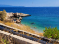 Sympatická malá kamienková pláž Mirsinidi s čírou vodou leží na severovýchode ostrova pred známejšou plážou Gridia.