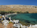 Panenská pláž Agios Isidoros na severovýchode Chiosu je kamienková a hojne tienená tamariškami.