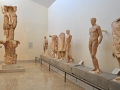 Delfy, v popredí je socha atléta Agia z Farsaly, viacnásobného víťaza panhelénskych hier.