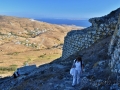 Kamenný chodník striedajú kamenné schody, Exombourgo, Tinos