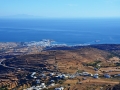 Pohľad na tinoskú Choru, v diaľke sa črtá Paros