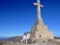 Mramorový kríž na vrchole Exombourga, Tinos