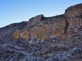 Stúpame na vrchol kopca Exombourgo popri zvyškoch starodávnych hradieb, Tinos