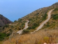 Cesta na pláž Firi Ammos Kalamos na Kythire je spočiatku asfaltová, neskôr poľná.