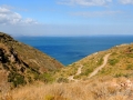 Cesta z pláže Firi Ammos Kalamos na Kythire za slnečného jasu.