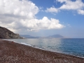 Pláž Firi Ammos Kalamos na Kythire tvoria červenkasté kamienky.