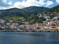 Víta nás jarná panoráma hlavného mesta ostrova Hydra, ktoré sa nazýva, ako inak, Hydra.