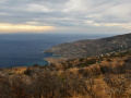 Tinos a Andros - itinerár 2021   Juhozápadné pobrežie Androsu navečer.  Ani tento ostrov neobišiel ničivý požiar.