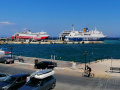 Tinos a Andros - itinerár 2021  Prístav v Rafine. Náš trajekt práve zakotvil.