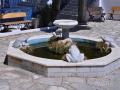 Žabia fontána pred kostolom Kioura v Kardiani, Tinos
