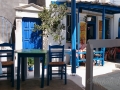 Posedenie pred kaviarňou v Kardiani, Tinos - dediny