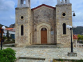 Je to Kostol Agios Athanasios s dvoma zvonicami.