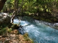 Nádherná tyrkysová farba rieky Lousios