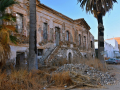 Megalo Livadi, ruiny riaditeľstva baní.