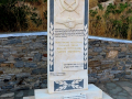 Megalo Livadi, pamätník postavený na pamiatku štyroch zastrelených baníkov.
