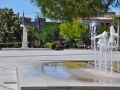 Novodobé Megalopoli - námestie s osviežujúcimi fontánkami