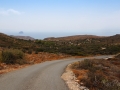Cesta na pláž Melidoni na Kythire je spočiatku asfaltová, neskôr sa mení na poľnú.