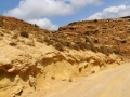 Cestu na pláž Melidoni na Kythire lemujú aj takéto piesočné steny.