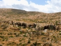 Okraj rokliny oproti ceste na kythirskú pláž Melidoni ukrýva jaskyne Tripites.