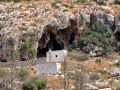 Jedna z jaskýň Tripites v rokline oproti ceste na pláž Melidoni, Kythira.