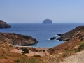 Pláž Melidoni na Kythire , na obzore je ostrov Hytra.